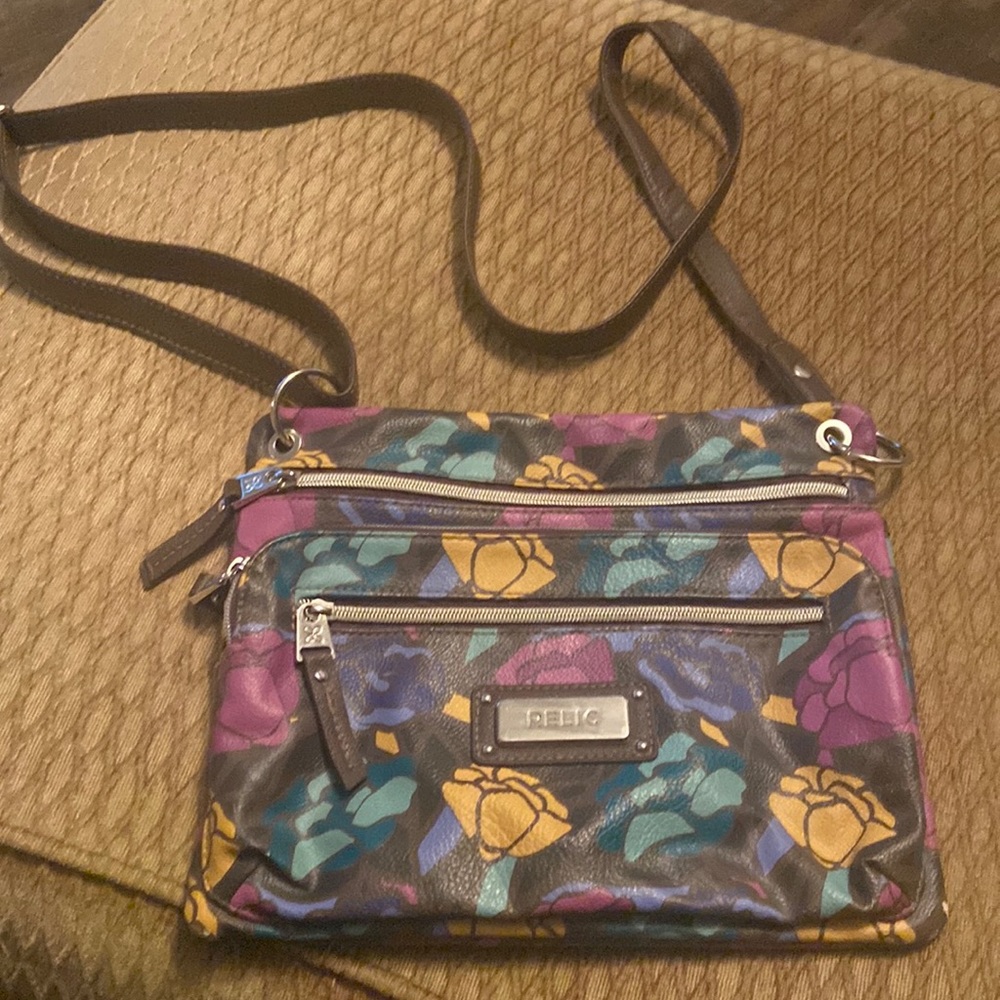 Relic purse w/adjustable strap 3 zipperson front & compartment on back